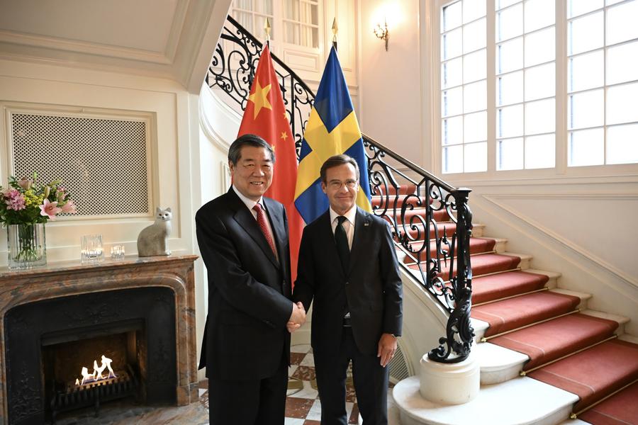 Thu tuong Thuy Dien Ulf Kristersson (phai) gap Pho Thu tuong Trung Quoc Ha Lap Phong, truong doan dam phan Trung Quoc, tai Stockholm, Thuy Dien, ngay 28.7.2025. Anh: Xinhua