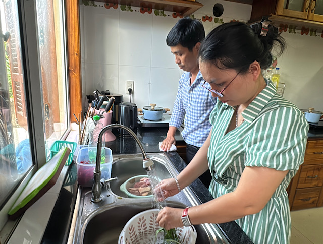 La famille de Mme Ly a commence a stabiliser sa vie lorsqu'elle a demenage dans un nouveau lieu de travail. Photo : Sang Hien