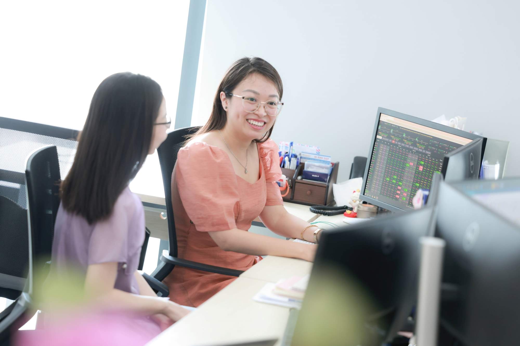 투자자들이 승격 기회를 기다리면서 증권 시장이 강력하게 개혁되었습니다. 사진: 하이 응우옌