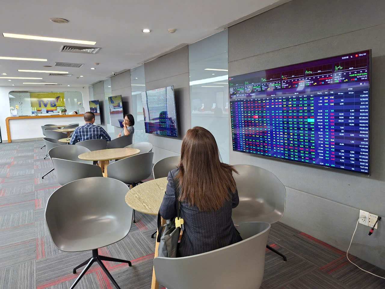 투자자들이 승격 후 기회를 기다리면서 증권 시장이 강력하게 개혁되었습니다. 사진: 룩 지앙