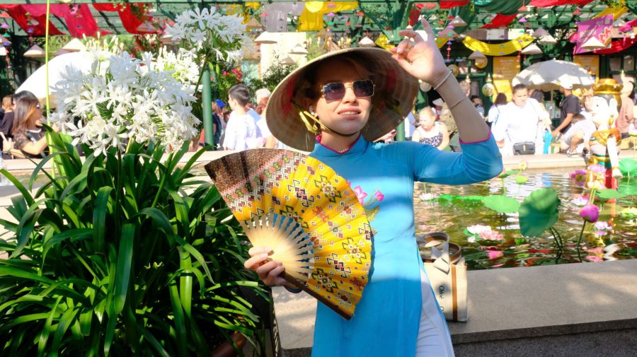 Jovenes rusos encantadores con ao dai vietnamita en el Festival 'Vietnam - Colores de la Tierra del Fuego' celebrado en Moscu del 25 de julio al 3 de agosto de 2025. Foto: Thuy An