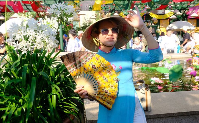 Young Russian people are charming in Vietnamese ao dai at the "Vietnam - Tropical Colors" Festival held in Moscow from July 25 to August 3, 2025. Photo: Thuy An