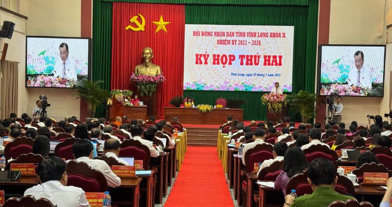 Chairman of the Provincial People's Council Nguyen Minh Dung delivered the opening speech of the second session of the Vinh Long Provincial People's Council. Photo: Hoang Loc
