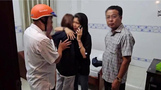 Các đơn vị nghiệp vụ Công an tỉnh cùng Công an cơ sở phối hợp giải cứu các nạn nhân bị bắt cóc online để lừa đảo chiếm đoạt tài sản. Ảnh: Tiến Dũng