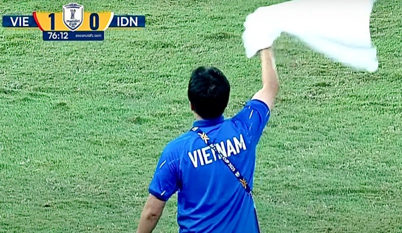 The U23 Vietnam fitness coach was struggling in the final match. Photo: Cut from video