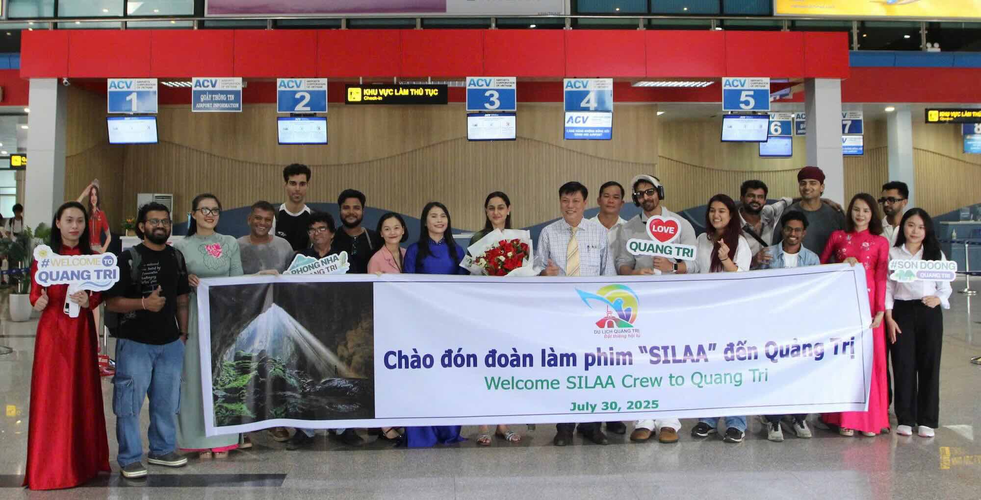 インド映画製作チームがドンホイ空港で歓迎されました。写真:Ngo Hien