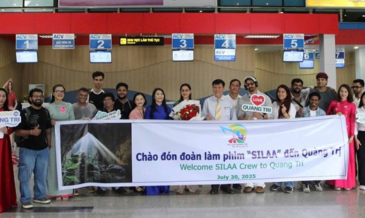 Đoàn làm phim Bollywood được đón tại Sân bay Đồng Hới. Ảnh: Ngô Hiền