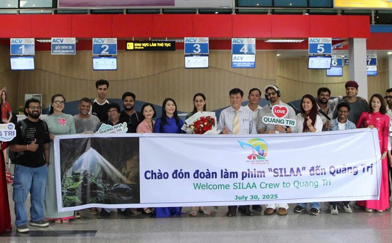 The Bollywood film crew was welcomed at Dong Hoi Airport. Photo: Ngo Hien