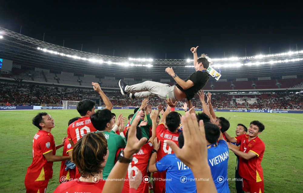 U23 베트남 선수들이 김상식 감독과 동남아시아 챔피언십 우승을 축하하고 있습니다. 사진: VFF