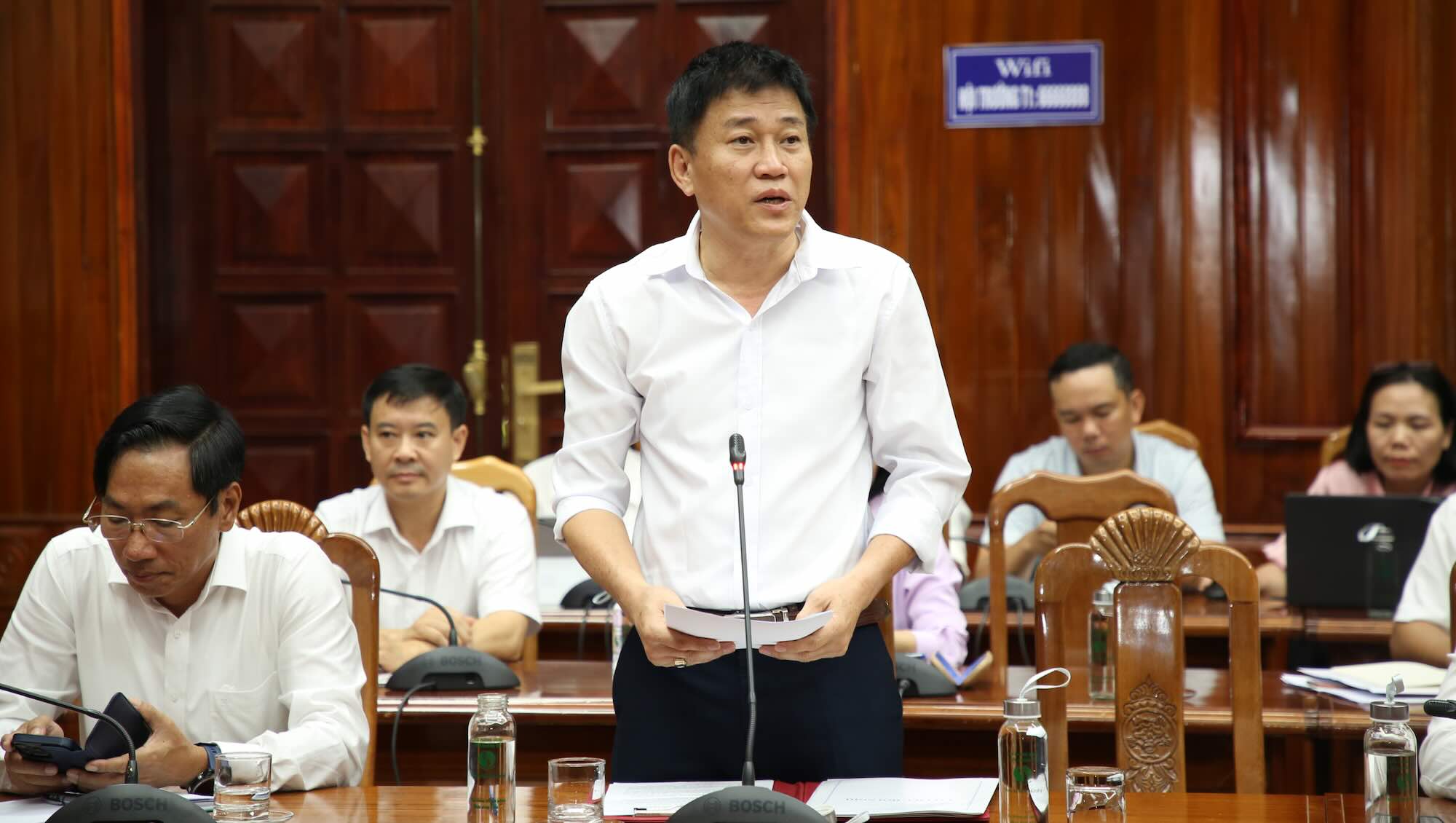 Le directeur adjoint du Departement de l'interieur de la province de Quang Tri Le Quang Vinh informe sur le deploiement du gouvernement a deux niveaux apres un mois d'activite. Photo : Cong Sang
