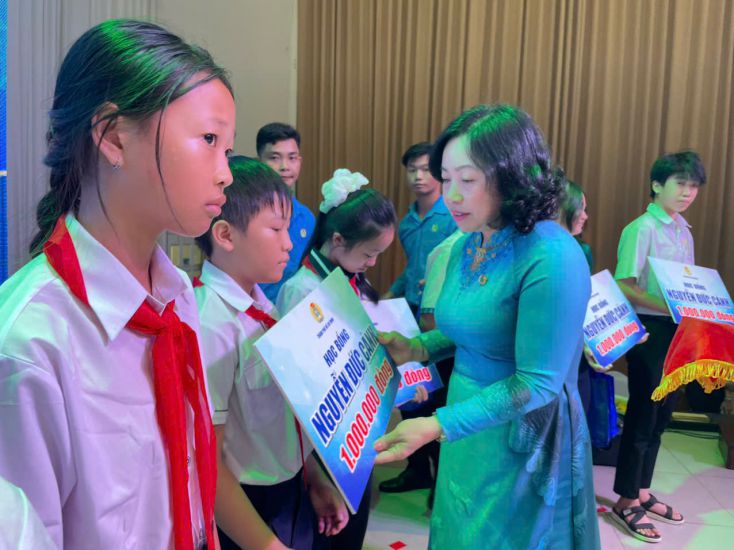 태투쓰엉 베트남 노동총연맹 상임 부위원장이 어려운 환경 속에서도 학업에 매진하는 빈곤 학생들에게 응우옌득깐 장학금을 수여하고 있습니다. 사진: 딘쫑