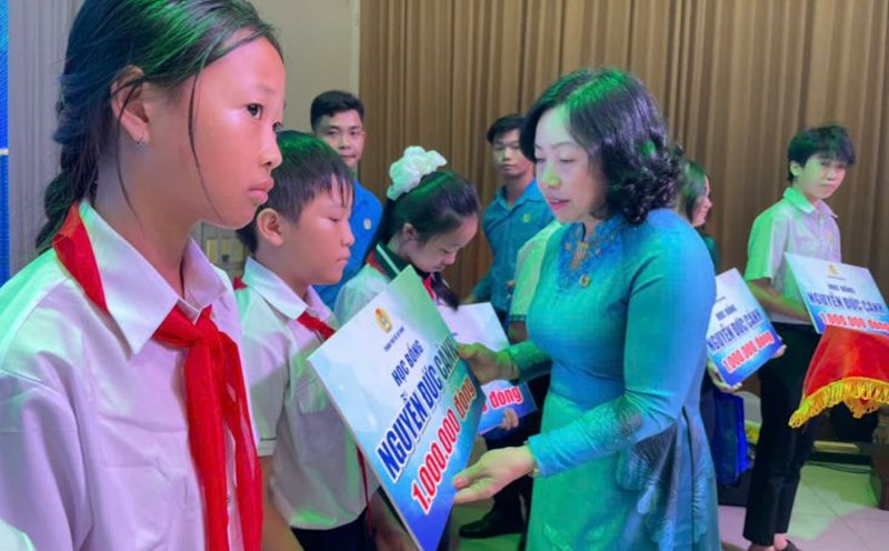 Permanent Vice President of the Vietnam General Confederation of Labor Thai Thu Xuong presented Nguyen Duc Canh scholarship to poor students who have overcome difficulties. Photo: Dinh Trong