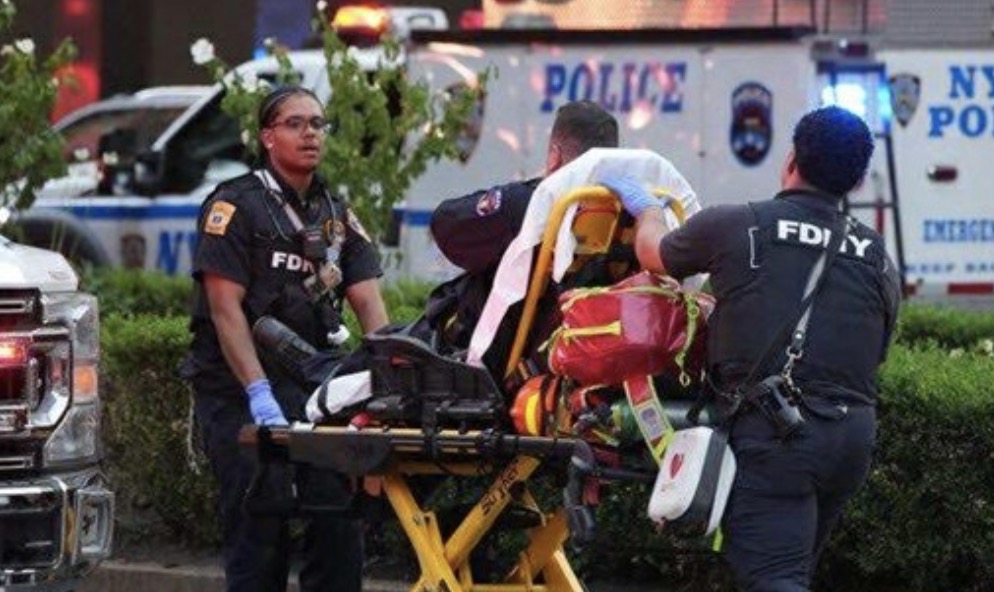 미국에서 7월 29일 총기 난사 사건으로 부상당한 사람들이 응급 치료를 받기 위해 이송되고 있습니다. 사진: AFP