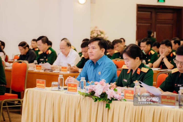 응우옌쑤언훙 베트남 노동총연맹 부위원장이 베트남 인민군 노동조합 조직 및 활동 시행 및 관철 회의에 참석했습니다. 사진: 푸 사원