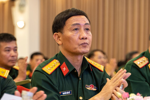 Dai ta Nguyen Van De - Truong ban Cong doan Quoc phong. Anh: Den Phu