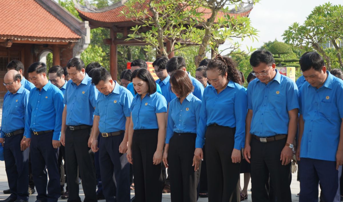 Doan dai bieu LDLD thanh pho danh phut mac niem truoc anh linh dong chi Nguyen Duc Canh. Ảnh: Mai Dung