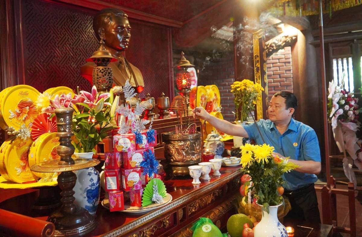 Chairman of the Hai Phong City Labor Federation offered incense to the city of Nguyen Do Canh. Photo: Mai Dung