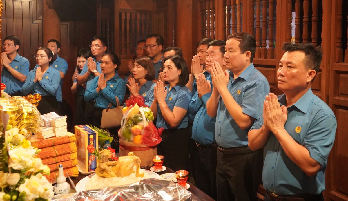 Doan dai bieu thanh kinh dang huong tuong nho cong lao to lon cua dong chi Nguyen Duc Canh. Ảnh: Mai Dung