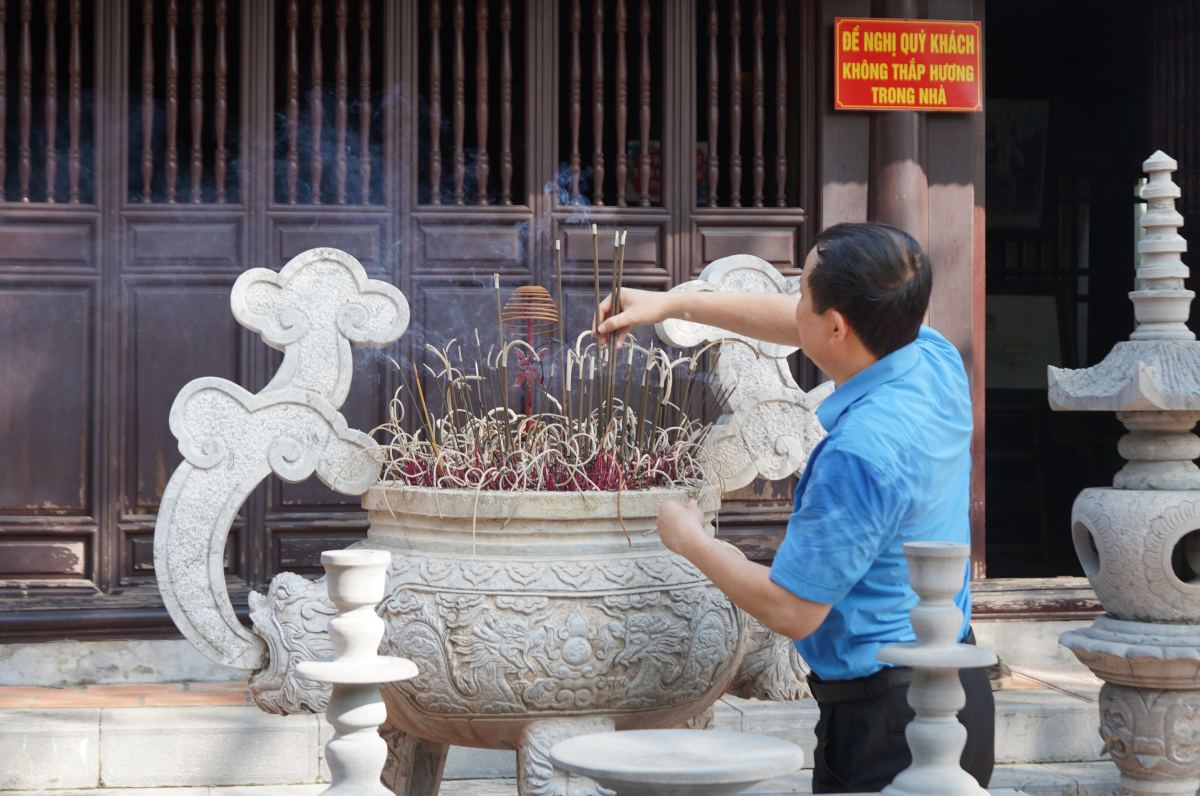 Lanh dao Lien doan Lao dong thanh pho dang huong dong chi Nguyen Duc Canh. Anh: Mai Dung