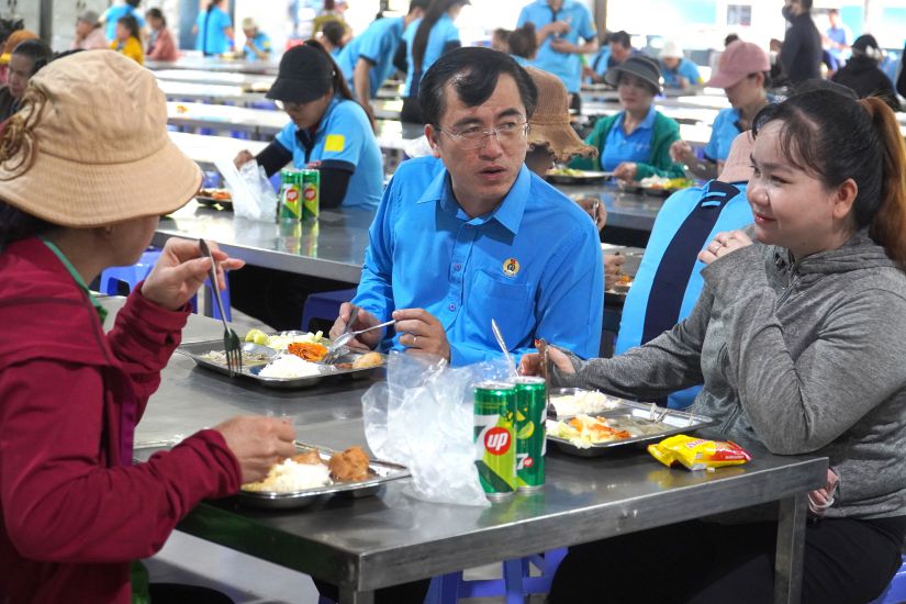 Kieu Minh Sinh氏 -  Dong Nai Labor Unionの労働組合の副長官 - シフトと訪問労働者の間の食事を食べます。写真：ハン・チエン