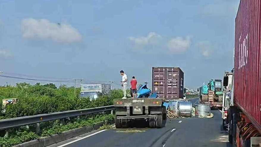 Hien truong vu tai nan tren Quoc lo 5 huong tu Hai Phong di Ha Noi, cuon thep lan tran ra duong gay un tac nghiem trong. Anh cat tu clip