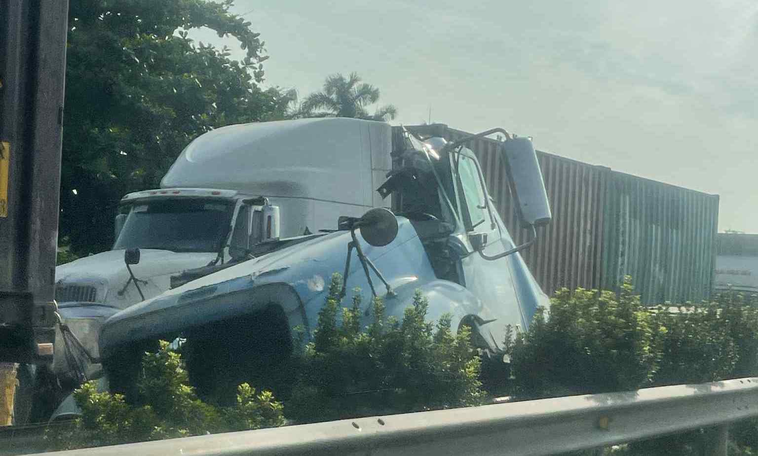 Une forte collision sur la route nationale 5 en direction de Hai Phong vers Hanoï a deforme la tete de la voiture. Photo fournie par les habitants