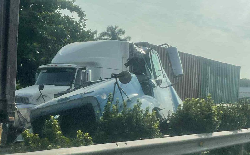 Strong collision on National Highway 5 from Hai Phong to Hanoi caused the front of the vehicle to deform. Photo: Provided by the people