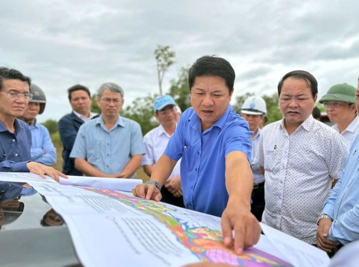 El presidente del Comite Popular de la ciudad de Da Nang Luong Nguyen Minh Triet inspecciona y dirige la eliminacion del nudo de tierra. Foto: Truong An