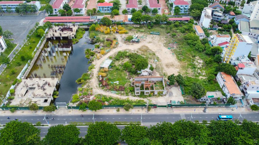 La provincia de Khanh Hoa se esta centrando en eliminar los obstaculos en 217 proyectos e instalaciones de vivienda y terrenos pendientes y retrasados. Foto: Huu Long