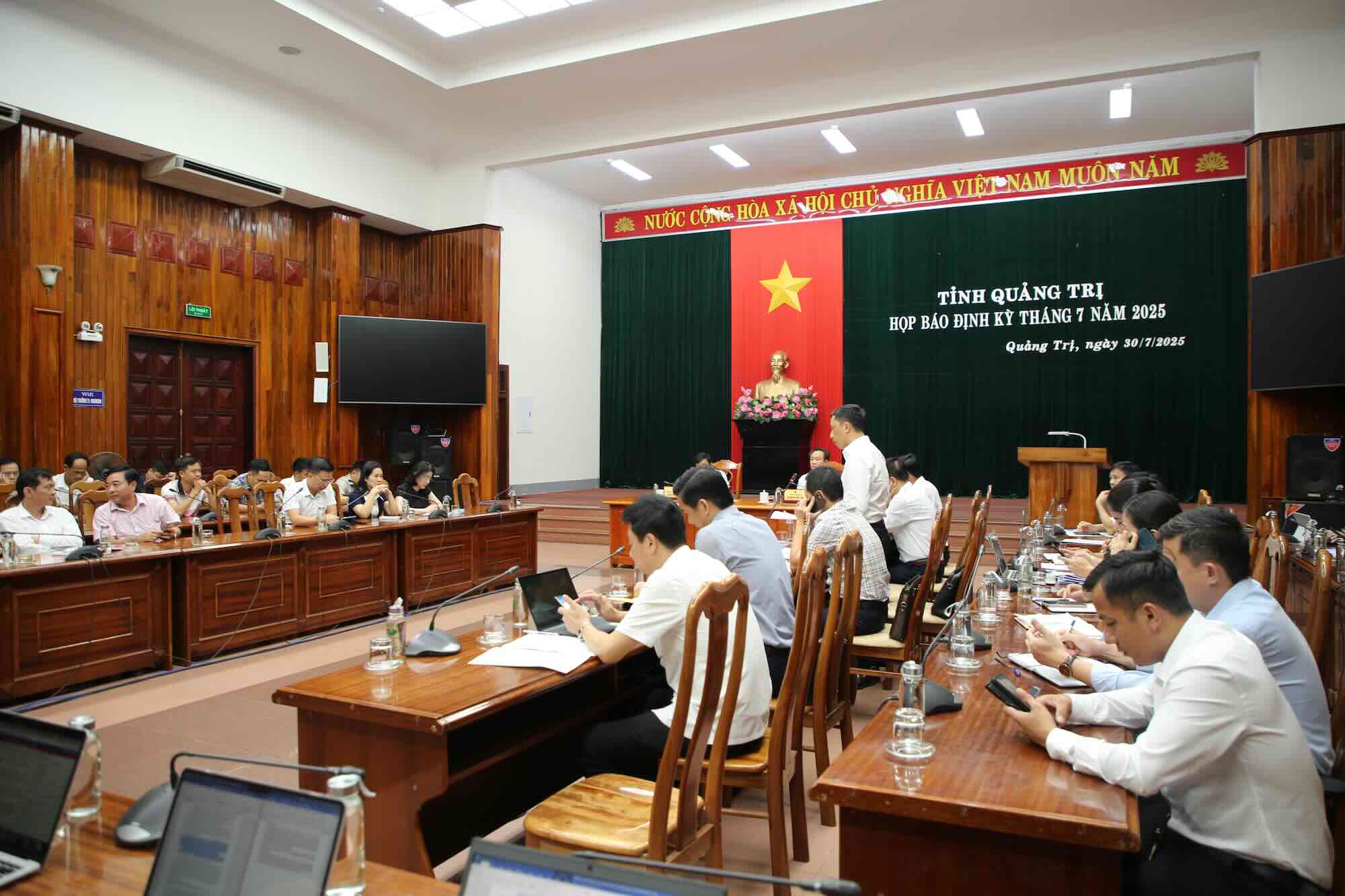Lors de la conference de presse periodique de juillet 2025 un representant du Departement de l'interieur de Quang Tri a declare qu'il avait regle le regime pour plus de 2 300 cas apres la fusion. Photo : Cong Sang