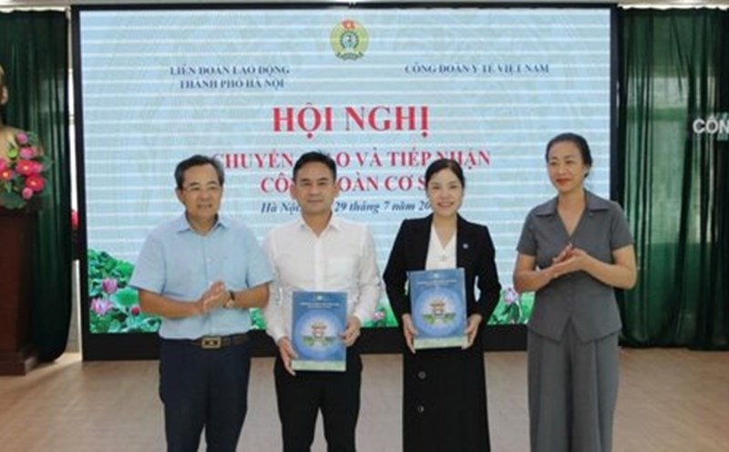 The Hanoi City Labor Federation handed over 2 grassroots unions to the Vietnam Health Sector Trade Union. Photo: Minh Khue