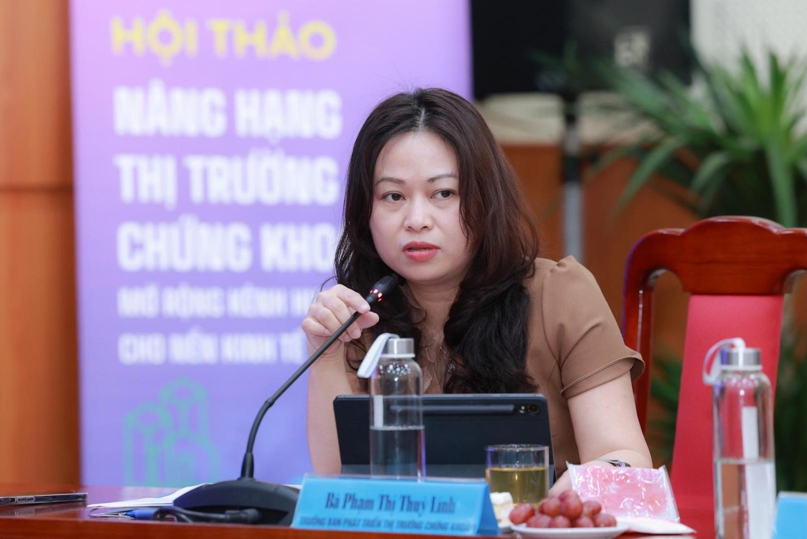 Ba Pham Thi Thuy Linh - Truong Ban Phat trien thi truong chung khoan (Uy ban Chung khoan Nha nuoc) - giai dap cau hoi cua ban doc Bao Lao Dong va cong dong nha dau tu. Anh: Hai Nguyen