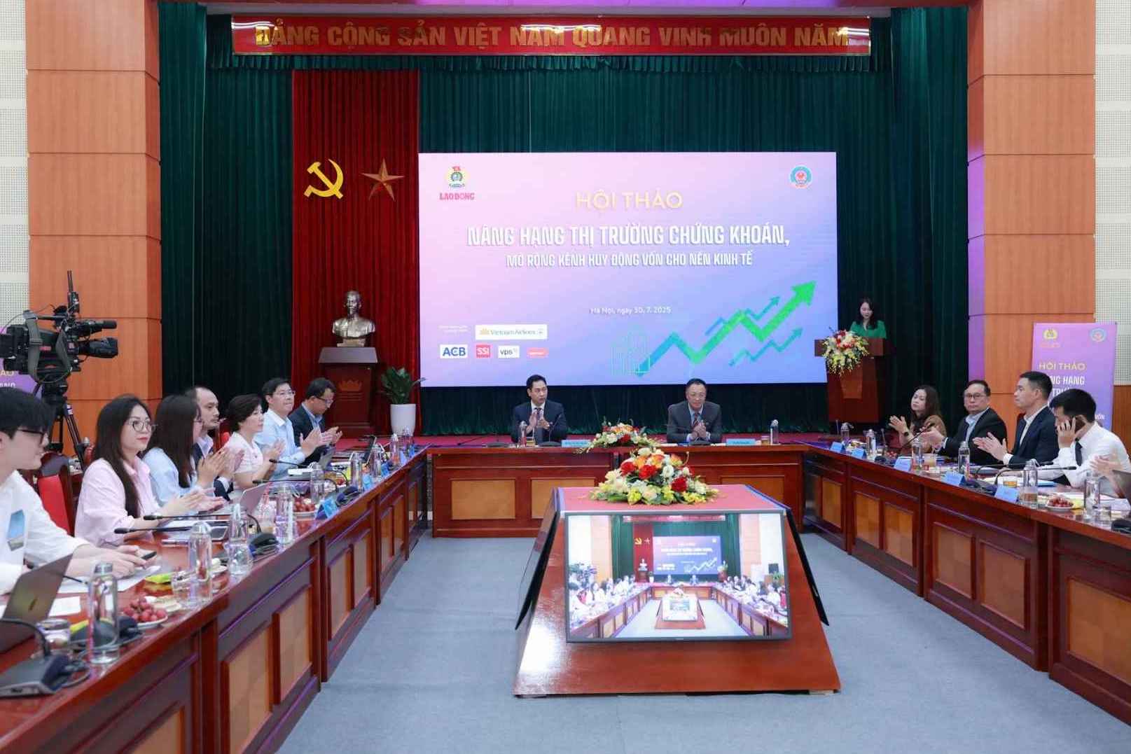 Quang canh Hoi thao “Nang hang thi truong chung khoan, mo rong kenh huy dong von cho nen kinh te“. Anh: Hai Nguyen