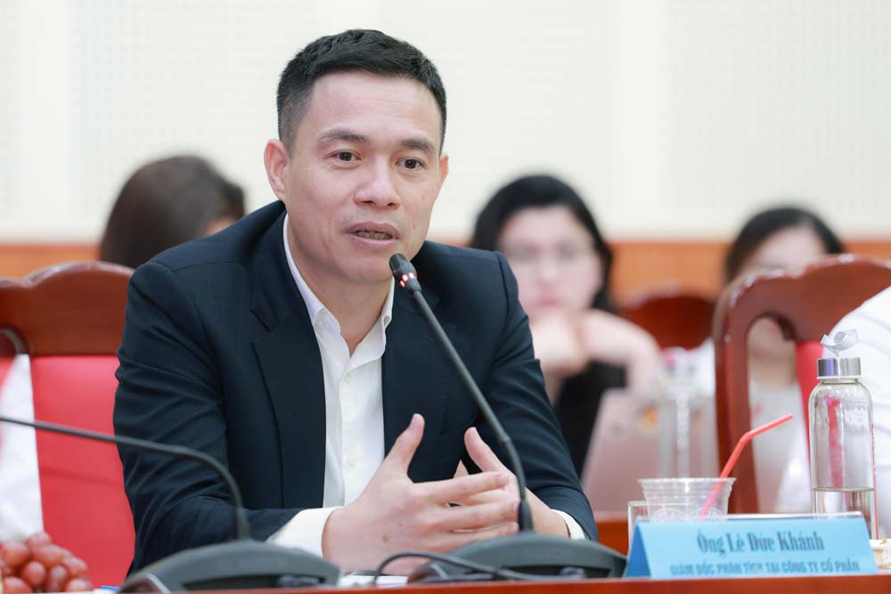 Ong Le Duc Khanh - Giam doc Phan tich Cong ty Co phan Chung khoan VPS (VPS) - tra loi cau hoi tu ban doc Bao Lao Dong va bao chi tai hoi thao. Anh: Hai Nguyen