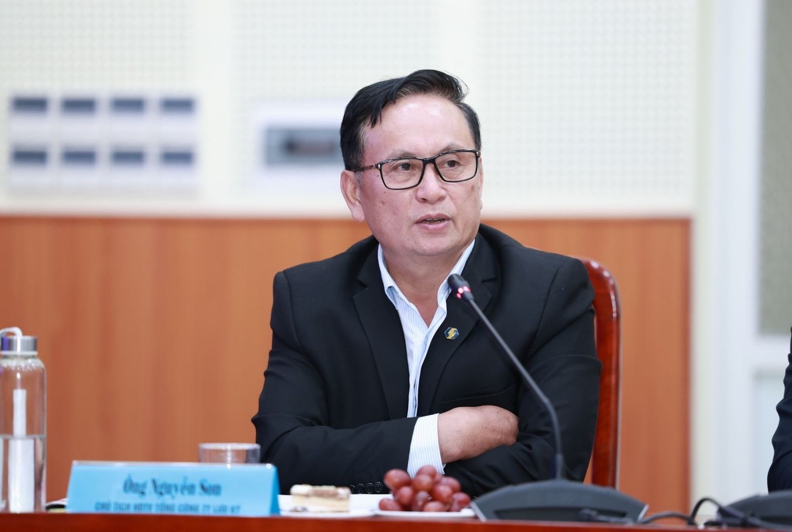 Ong Nguyen Son - Chu tich HDTV Tong Cong ty Luu ky va Bu tru chung khoan Viet Nam (VSDC) - tra loi cau hoi cua phong vien. Anh: Hai Nguyen