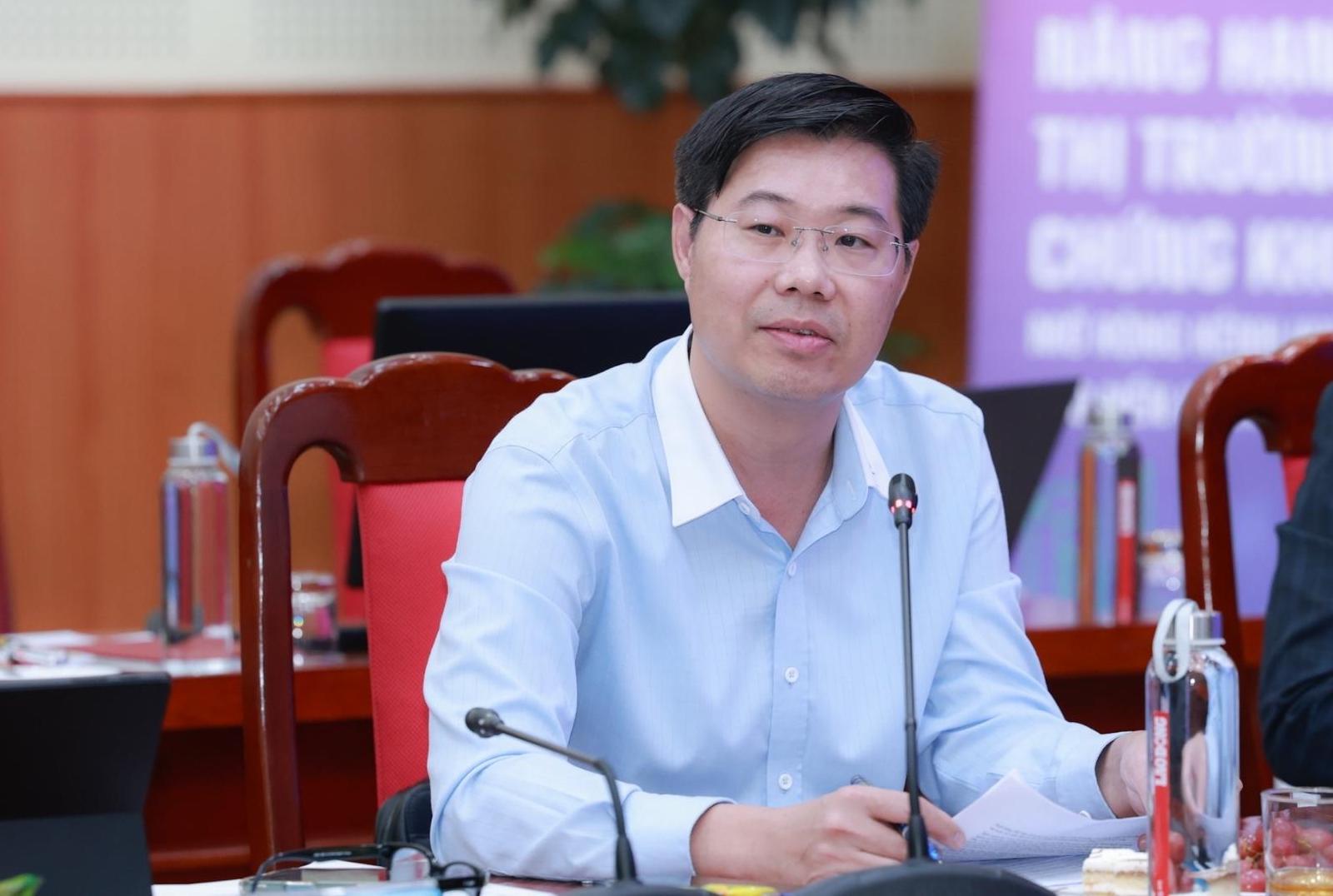 Ong Dang Ngoc Truong - Pho Ban Tai chinh Ke toan Tong Cong ty Hang khong Viet Nam (Vietnam Airlines) - tra loi cau hoi cua phong vien. Anh: Hai Nguyen