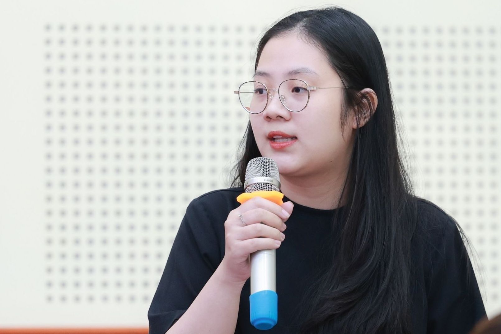 Phong vien dat cau hoi toi Uy ban Chung khoan Nha nuoc va cac chuyen gia. Anh: Hai Nguyen