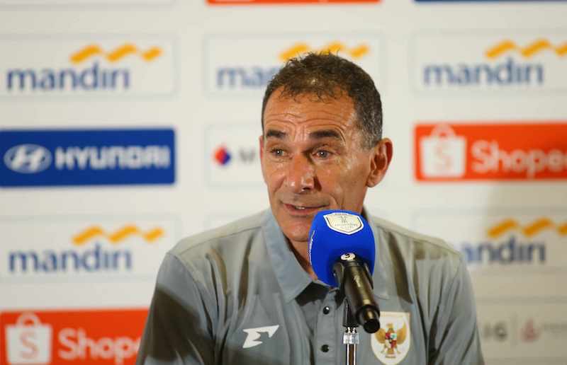 Coach Donald Vanenburg confirmed that he will not lead U23 Indonesia at the 33rd SEA Games after the loss to U23 Vietnam. Photo: Huu Pham