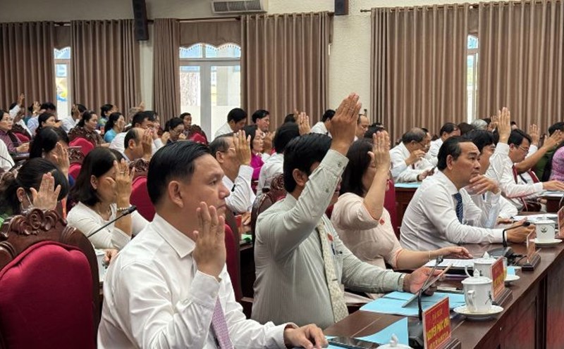 The People's Council of Vinh Long province passed a Resolution to support cadres after the merger, with a total cost of more than 237 billion VND in 24 months. Photo: Hoang Loc