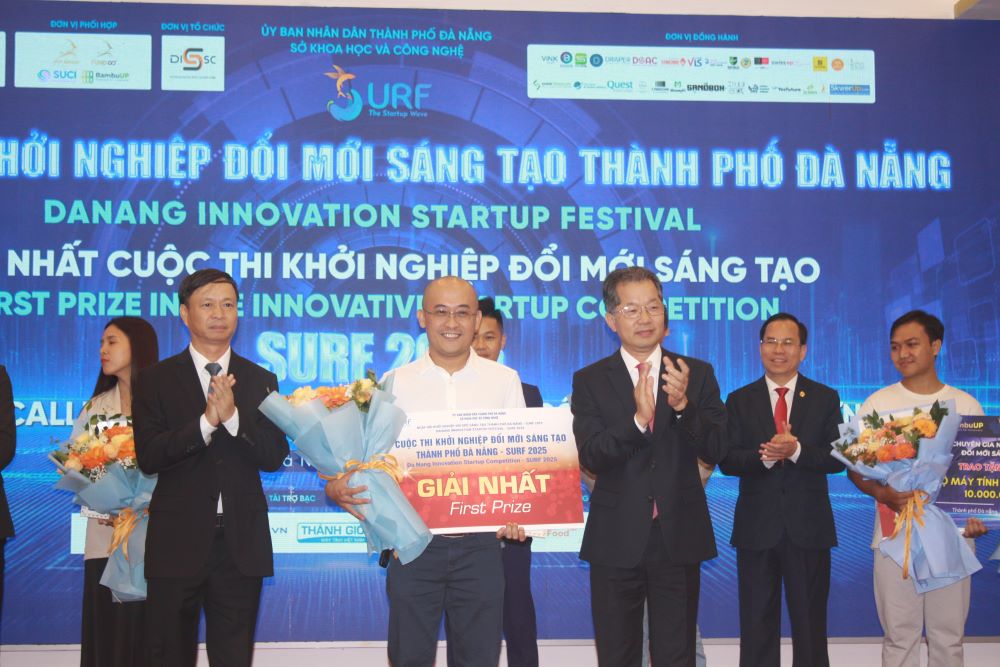 The Deputy Minister of Science and Technology and the Secretary of the Da Nang City Party Committee presented the first prize in the 2025 innovation startup contest. Photo: Tran Thi