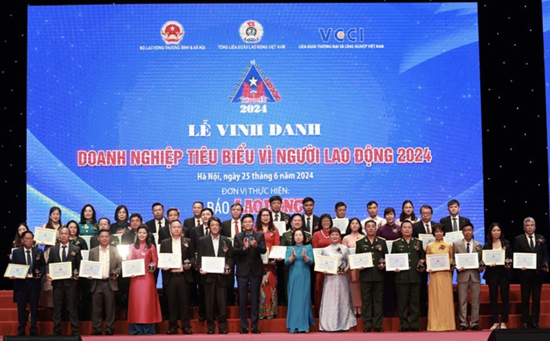 An image at the "Outstanding Enterprise for Workers 2024" Honoring Ceremony. Photo: Hai Nguyen