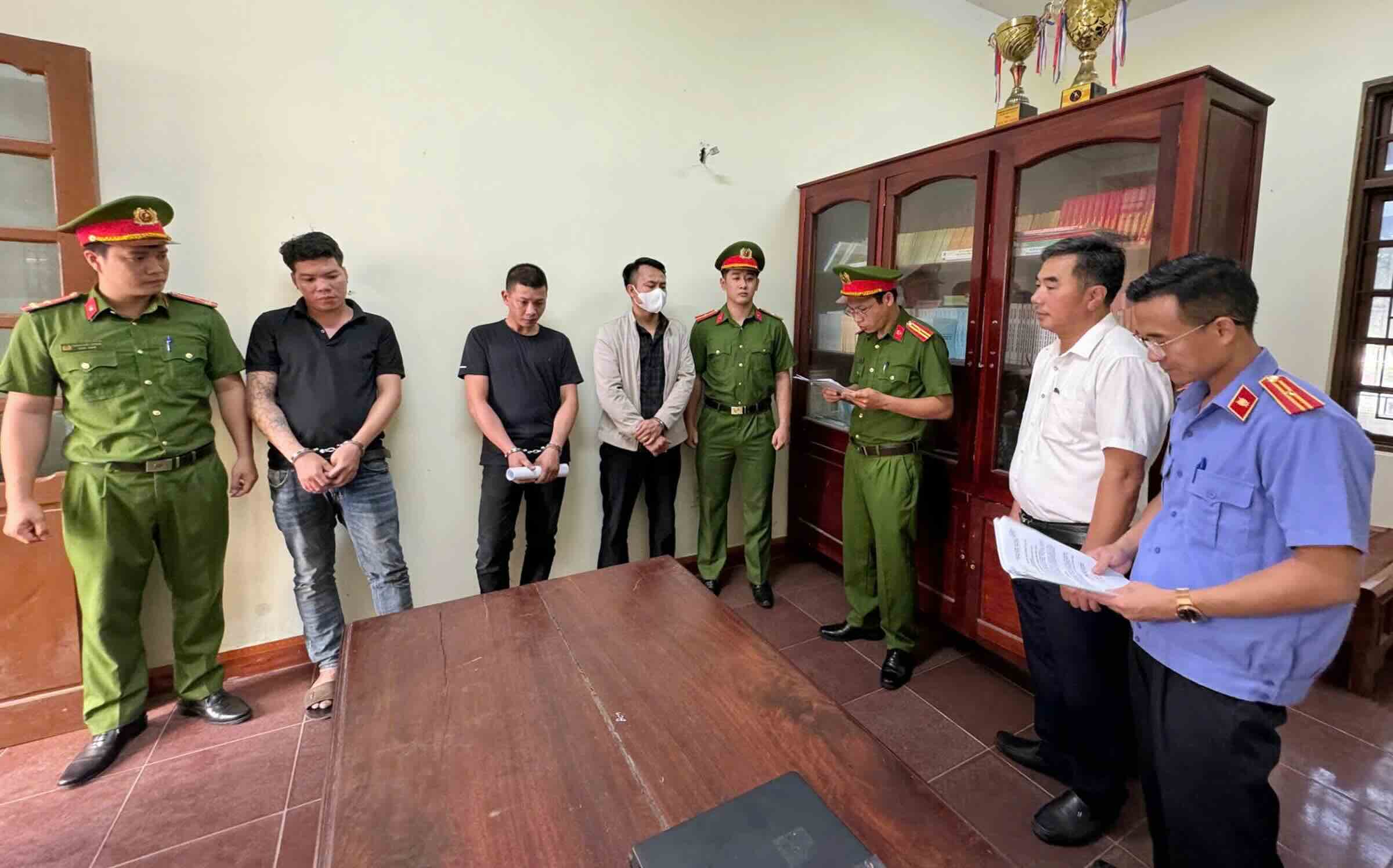 Đọc quyết định khởi tố nhóm thanh niên hành hung người trong cơ sở nha khoa. Ảnh: Viện KSND khu vực 1 Quảng Trị.