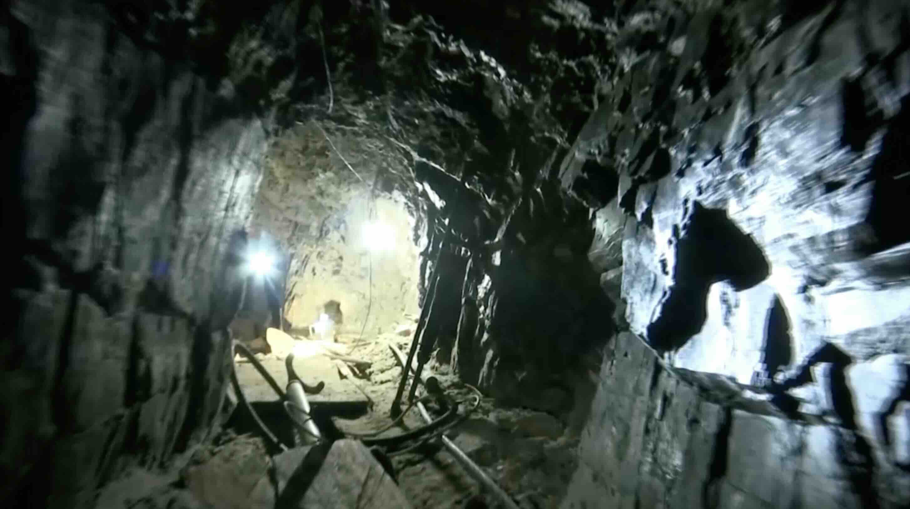 Bên trong hầm vàng trái phép. Ảnh: PV