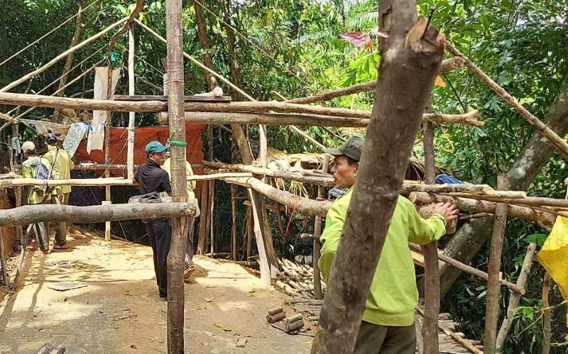 Các lán trại của vàng tặc được phát hiện vào đầu tháng 7.2025 tiếp tục bị tháo dỡ. Ảnh: PV