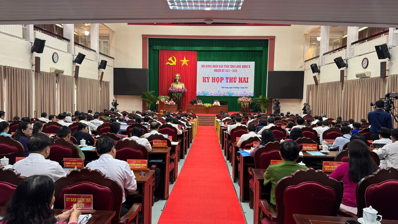 Delegates of the Vinh Long Provincial People's Council listened to the report on the results of handling voters' petitions at the second session. Photo: Hoang Loc