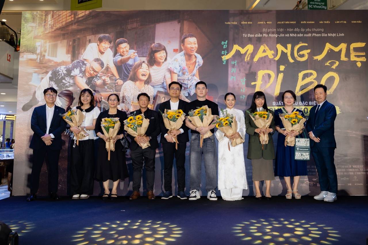 Estrellas reunidas en el estreno de la pelicula Mang me di bo. Foto: Equipo de filmacion.