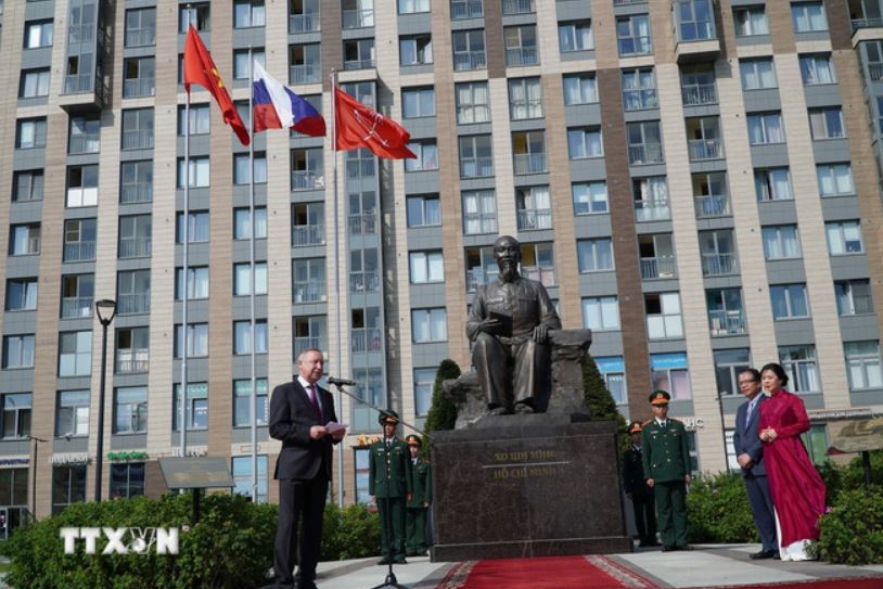 To Lam 비서의 부인인 Ngo Phuong Ly 여사(사진 오른쪽)가 러시아 상트페테르부르크의 호치민 광장 준공식에 참석했습니다. 사진: TTXVN