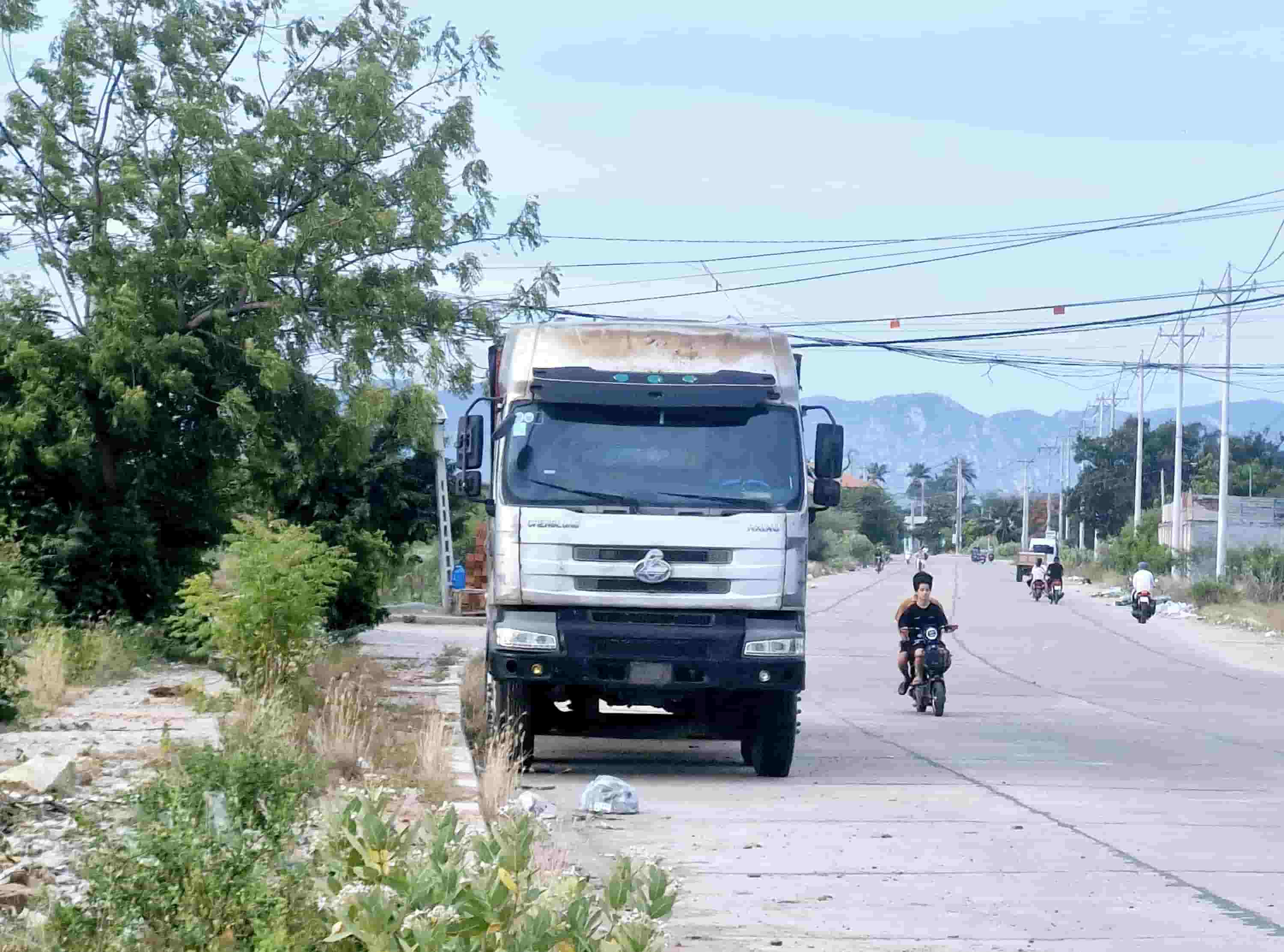 Despues de que la gente se quejara de que un camion habia retirado las matriculas aparcado fuera de la carretera en Khanh Hoa la policia de trafico intervino para manejarlo. Foto: Phuoc Dinh