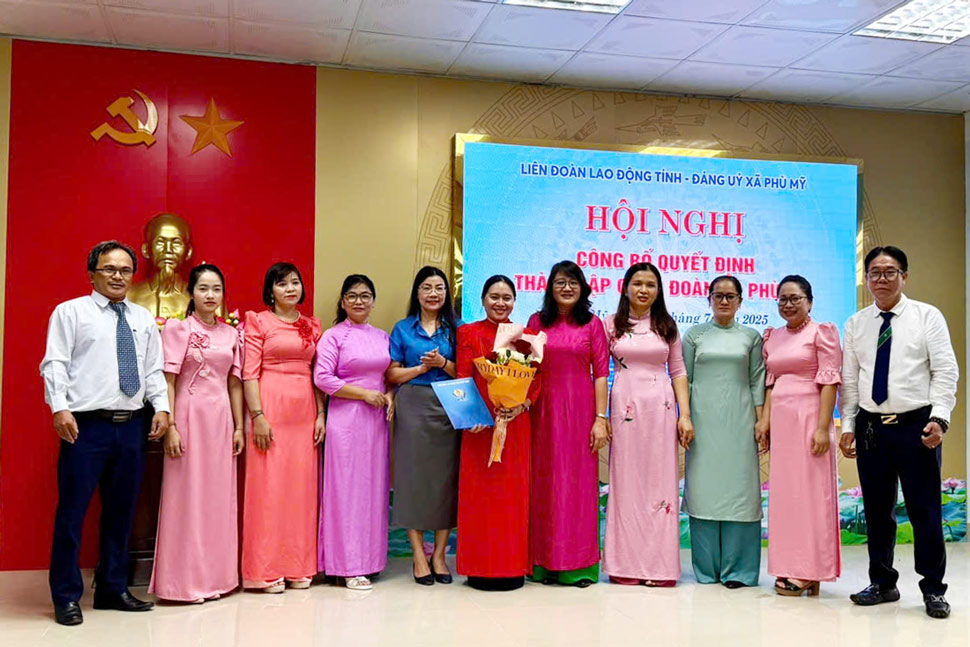 Gia Lai 지방 노동 연맹 부위원장 Nguyen Thi Thanh Thuy가 Phu My 코뮌 노동 조합 설립 결정을 수여합니다. 사진: Anh Nguyen