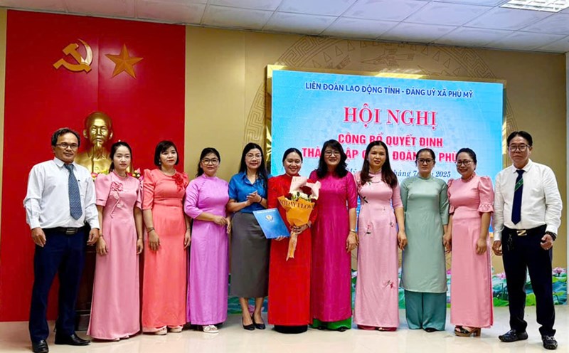 Vice President of the Gia Lai Provincial Federation of Labor Nguyen Thi Thanh Thuy presented the decision to establish the Phu My Commune Trade Union. Photo: Anh Nguyen